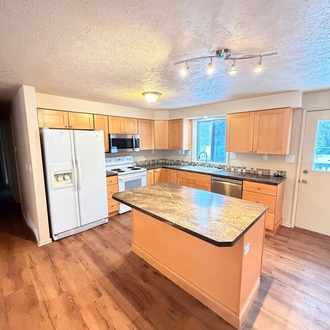 Photo - 906 Summit Dr