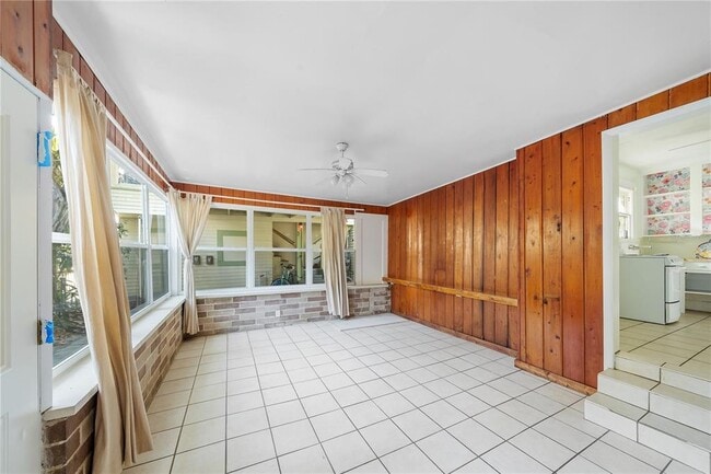 Photo - 708 Grove St N