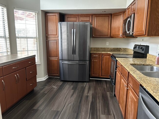 Photo - 404 Adam St NW