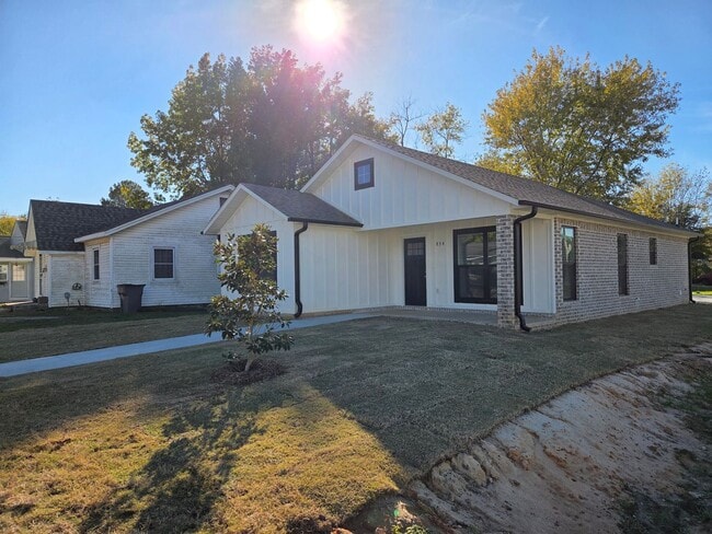 3 Bed 2 bath home on corner lot - 3 Bed 2 bath home on corner lot