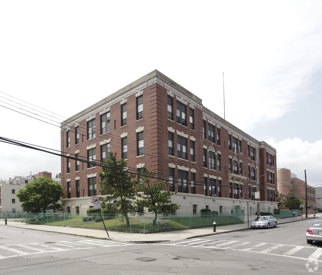 Photo - 165 Conover St Apartments