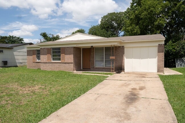 Building Photo - 3 bedroom home in Mesquite!