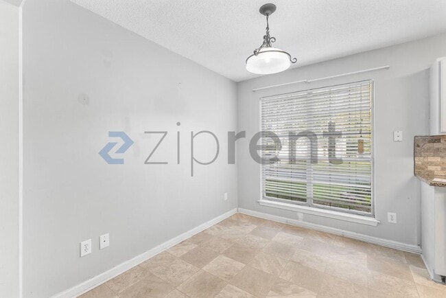 Photo - 922 Treasure Pl SW