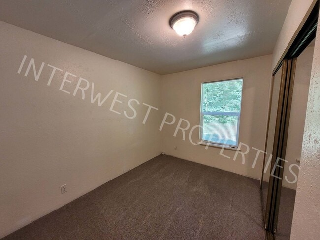 Photo - Cozy 3 bd House in Oregon City with Garage, Storage, & W/D Hookups!