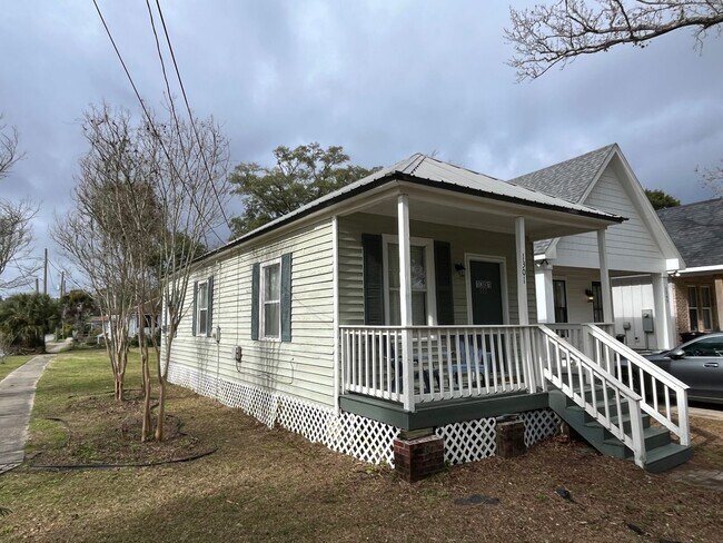 Building Photo - Furnished Downtown Mid Term Rental near East Hill