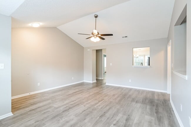 Photo - 3112 Queensdale Dr