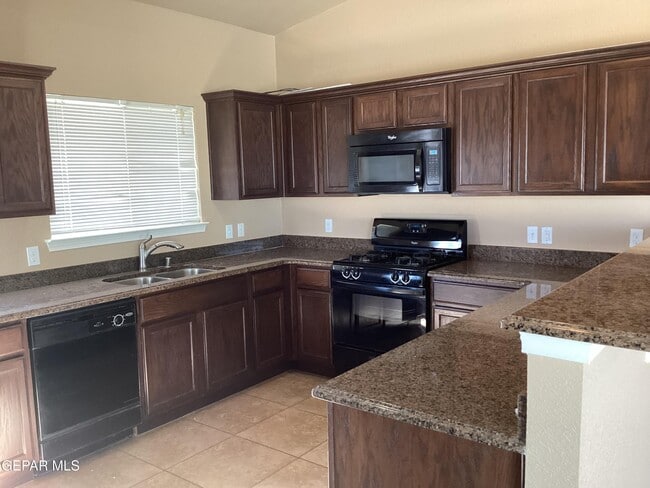 Photo - 5914 Speyside Dr