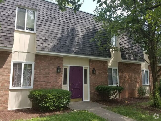 Building Photo - 2 Bedroom 1st Floor Apartment by Baesler's...