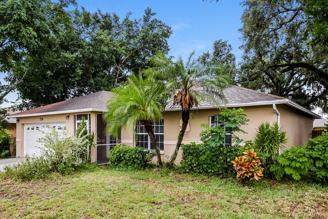 Photo - 719 Rue Labeau Cir
