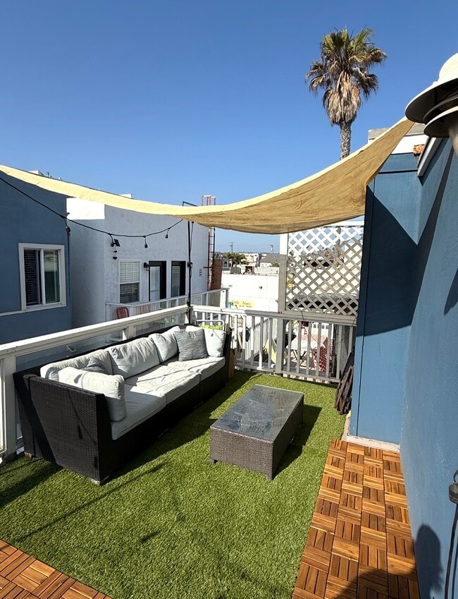 Photo - 3747 Strandway