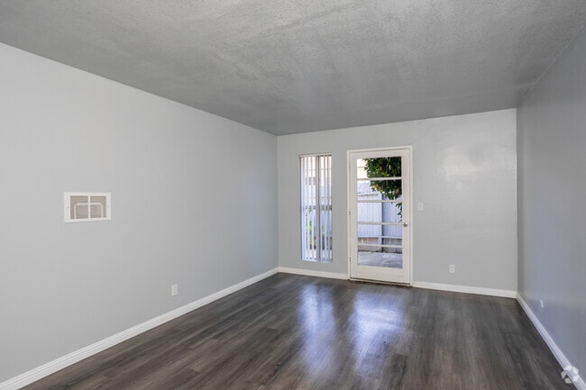 1BR, 1BA - 810SF