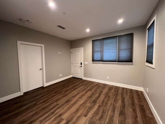 Photo - 262 Barry Dr