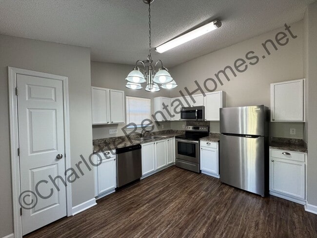 Photo - Ranch home with 2 car garage!