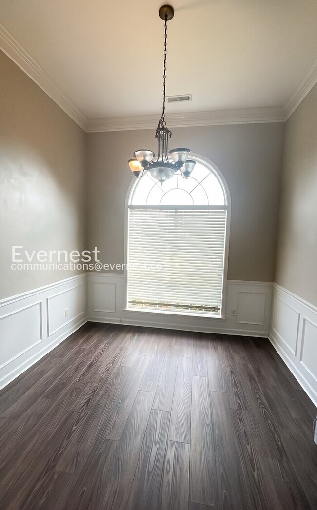 3 Bed/2 Bath Home with Garage / Available Now!