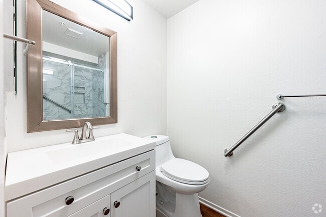 1BR, 1BA - 570SF - Bathroom