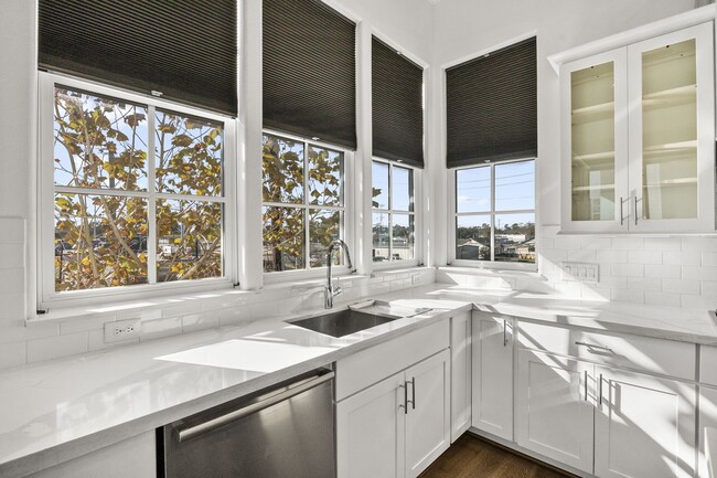 Building Photo - 2234 Lou Ellen Ln Unit D