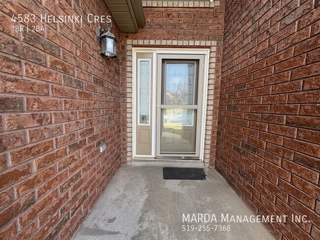Photo - SPACIOUS 3+1 BED/2 BATH/2 KITCHEN HOUSE + UTILITIES