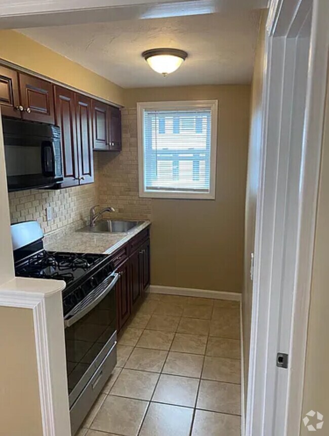 Building Photo - 73 Buffinton St Unit 2 Rental