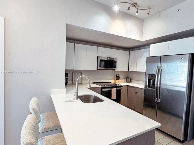 Photo - 321 NE 26th St Unidad 810