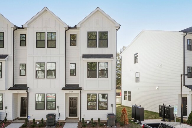 Building Photo - Three Bedroom End Unit Townhome!