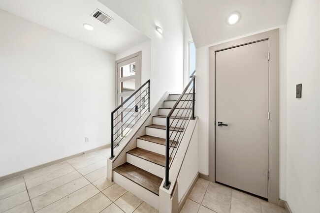 1918 Goliad St Unit B