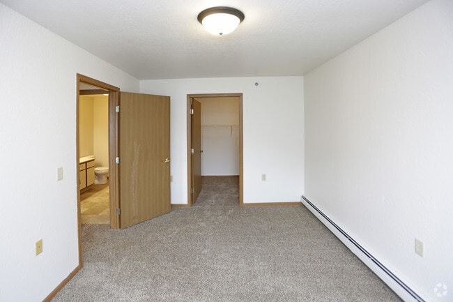 2BR, 1BA - 900 SF 2nd Bedroom with walk in closet