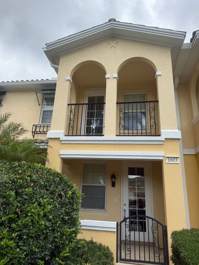 Building Photo - 3 Bedroom 2 Bath Town home close to UTC