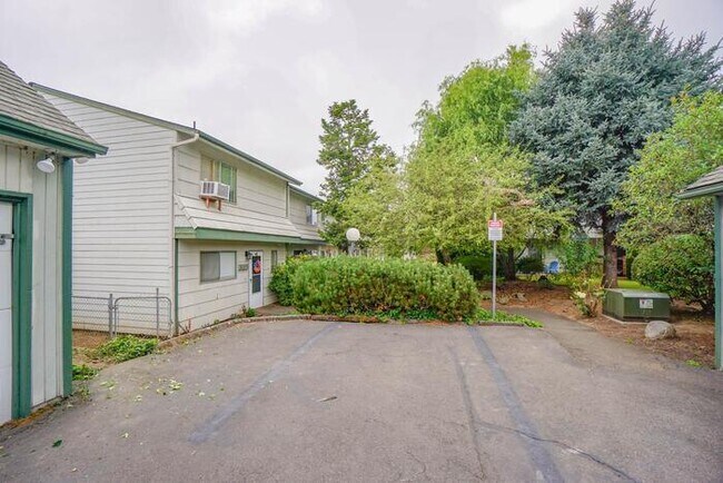 THREE BEDROOM TOWN HOME WITH GARAGE IN HAZEL DELL