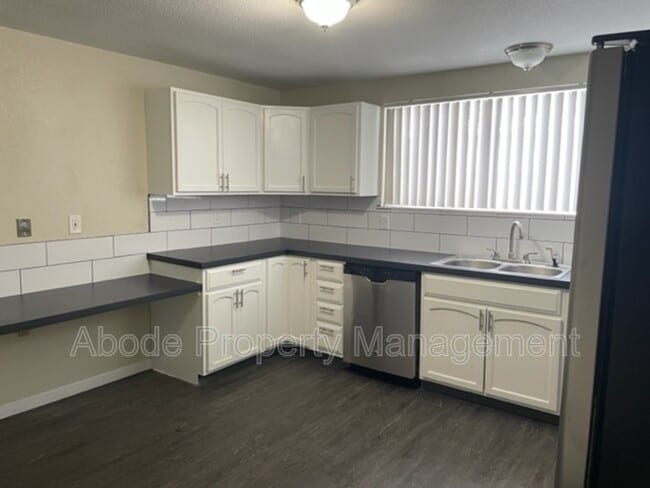 Photo - 480 W 10th St