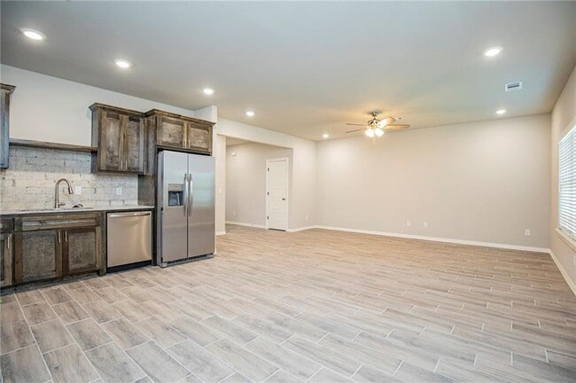 Photo - 2003 Azlin Pl