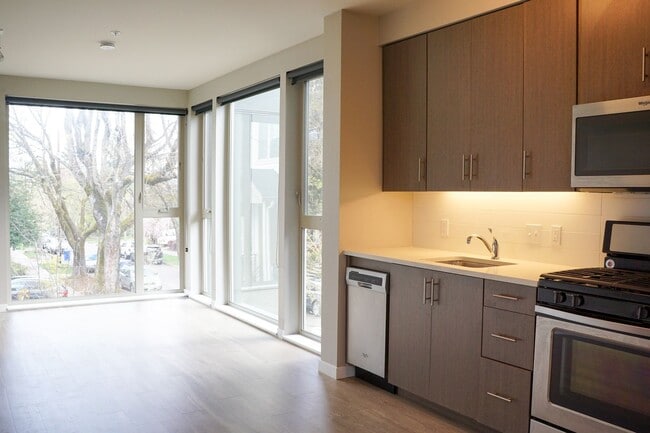 Photo - Corner 2nd Floor 1 Bdr w/Dishwasher, W&D, Condo Finishes! Unidad 201