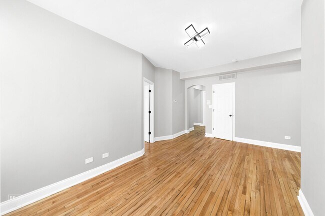 5832 W North