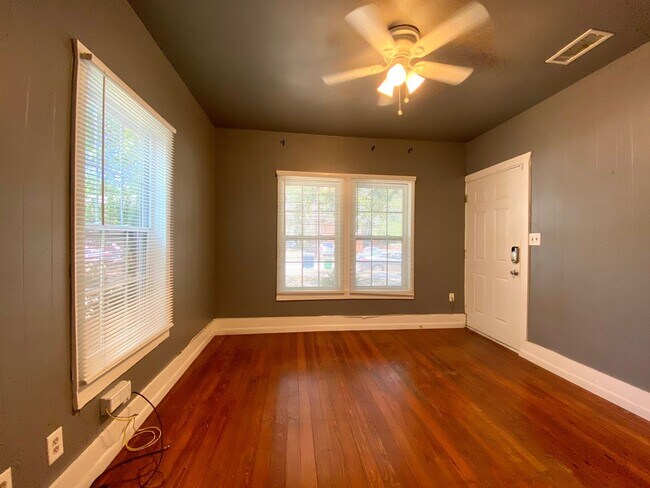 Photo - 2/1 Bungalow Close to Campus!