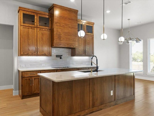 Photo - 8101 Oak Hollow Dr