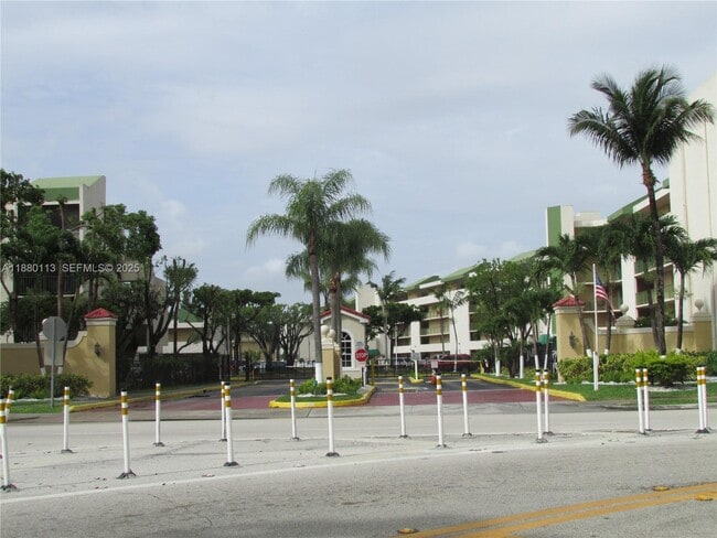 Building Photo - 8820 Fontainebleau Blvd Unit 105