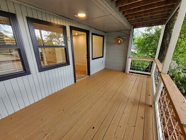 Photo - Gorgeous Remodeled 3 bed 2.5 bath in West ... Unit C