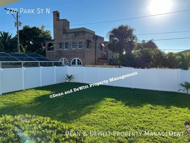 Photo - 220 Park St N