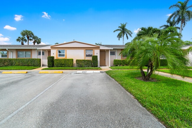 2567 Dudley Dr W Unidad F