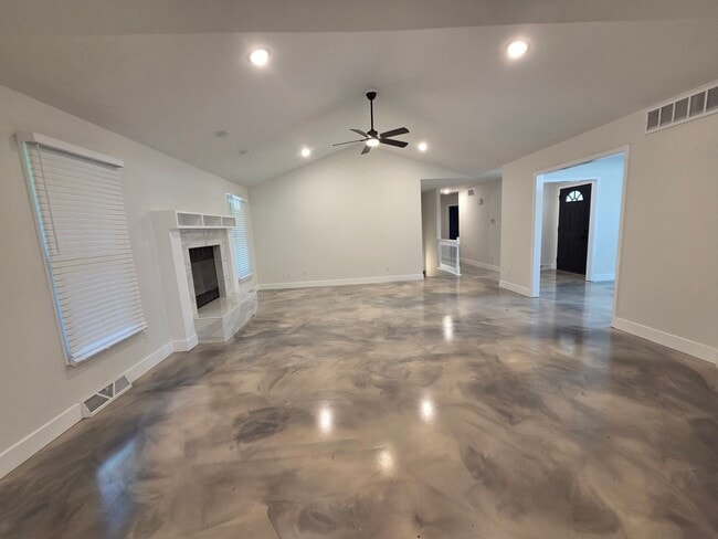 Building Photo - 5 Bed 4 Bath Home fenced yard