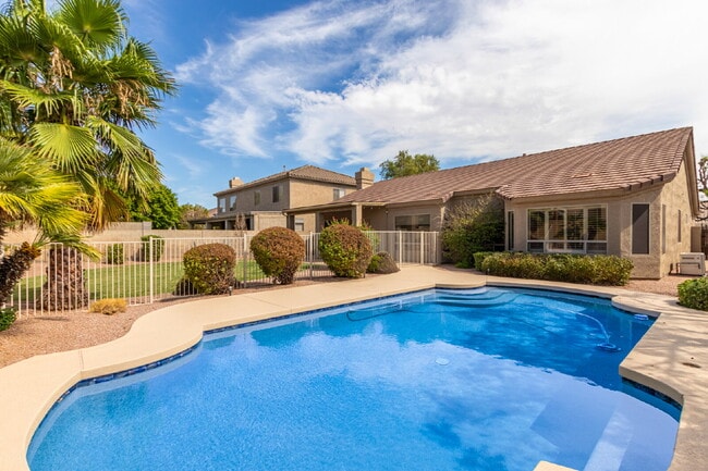 Building Photo - Arabian Views 4 bed 2 bath with pool