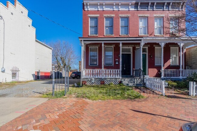 212 1/2 W Marshall - 212 1/2 W Marshall