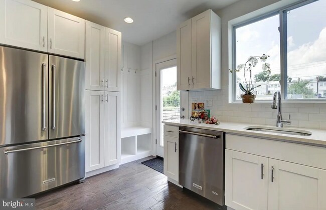 Photo - 709 Hamilton St NW