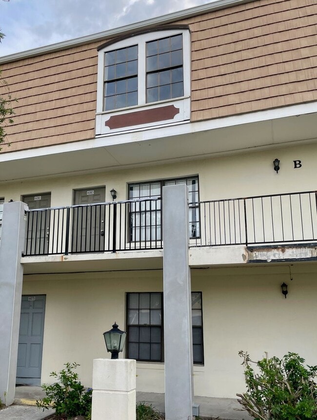 Building Photo - Charming 3-Bedroom, 2.5-Bath Townhome in Village Square Condominiums