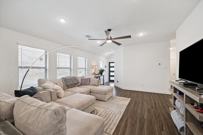 Photo - 1600 Portia Ln