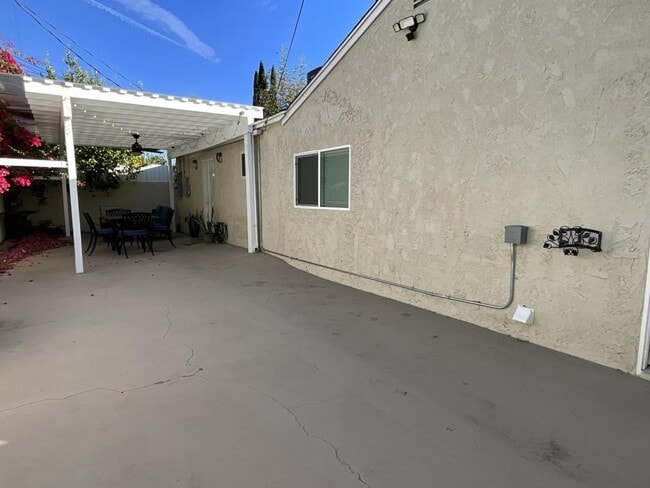 Building Photo - 18427 Delano St