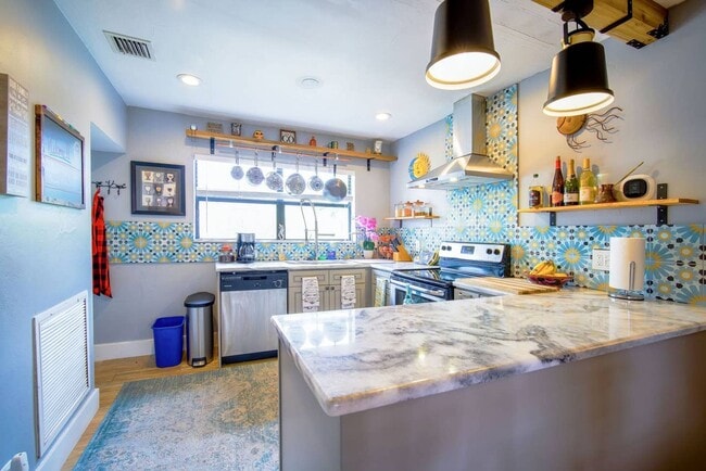 Building Photo - Charming House Furnished or Unfurnished 3 ...