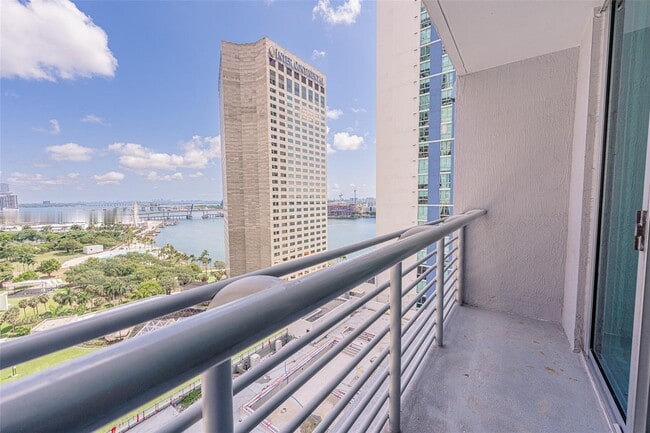 Building Photo - 325 S Biscayne Blvd Unit 2020