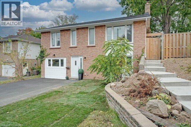 Photo - 16 Upper Canada Dr