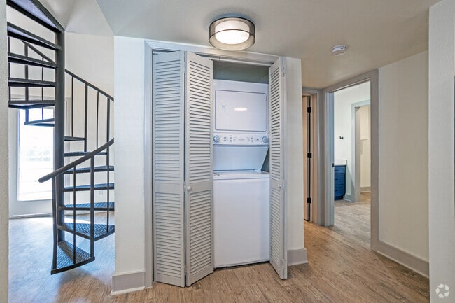 1BR, 1BA - Brazos with Loft - 837SF - Washer/Dryer
