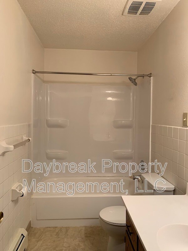 Photo - 3024-9 1/2 9 1/2 St N